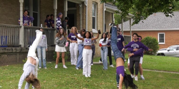 Students, police converge on Broughdale Ave area for Homecoming