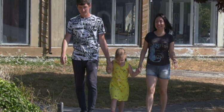 Ukraine war: Couple fled Russia to find safety in Canada