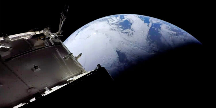 Successful End of NASA Moon Mission Shifts Attention to SpaceX
