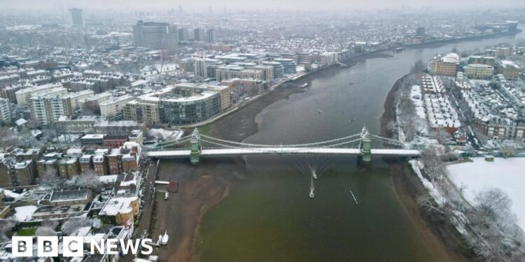 London snow: Weather brings transport to a standstill – BBC