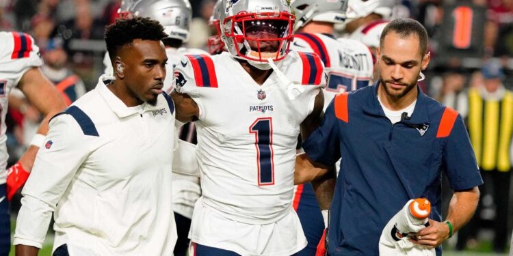 Patriots WR Nelson Agholor took a knee and screamed for the referee to stop a play after realizing his teammate had a head injury Patriots WR Nelson Agholor took a knee and screamed for the referee to stop a play after realizing his teammate had a head injury