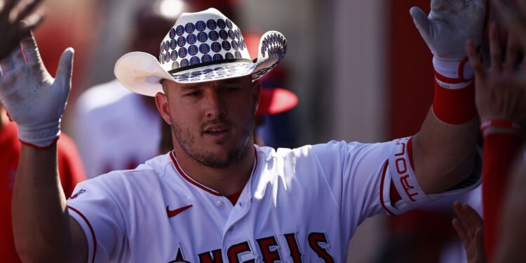 Mike Trout goes on an exciting deer hunting trip with his friends in the offseason Mike Trout goes on an exciting deer hunting trip with his friends in the offseason