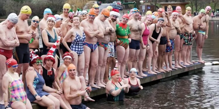 Hardy swimmers take a dip in London’s Hyde Park for Christmas Day swim Hardy swimmers take a dip in London’s Hyde Park for Christmas Day swim
