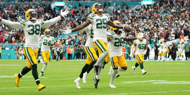 NFL Week 16 grades: Tom Brady’s Buccaneers get ‘C’ for Christmas win; Packers earn ‘B+’ for upsetting Dolphins