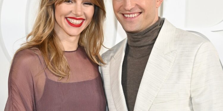 Robert Pattinson and Girlfriend Suki Waterhouse Make Red Carpet Debut – E! Online Robert Pattinson and Girlfriend Suki Waterhouse Make Red Carpet Debut – E! Online
