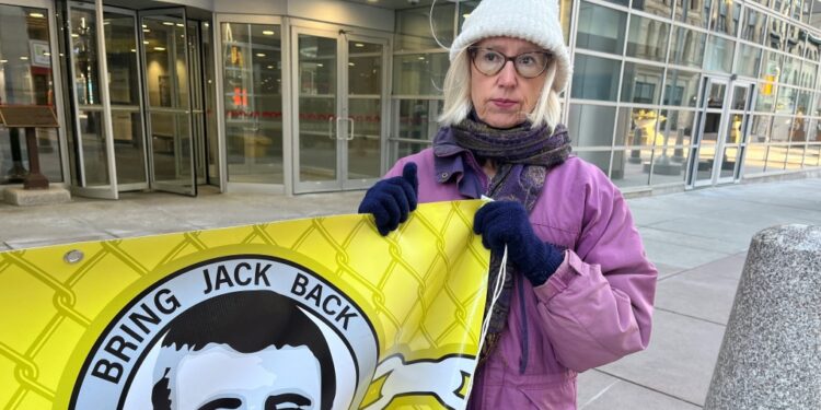 ‘Bring them back’: Calls to bring Canadians home from Syria