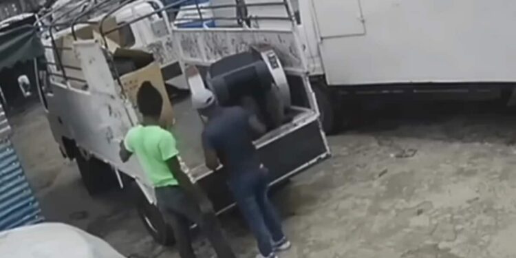 Nairobi: Businesswoman Conned KSh 2.5m by Fraudsters Posing as Church Employees Nairobi: Businesswoman Conned KSh 2.5m by Fraudsters Posing as Church Employees