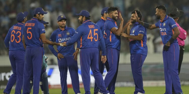India vs New Zealand Live Score 1st ODI: Bracewell hammers quickfire century, frustrates IND as NZ rise from the dead India vs New Zealand Live Score 1st ODI: Bracewell hammers quickfire century, frustrates IND as NZ rise from the dead