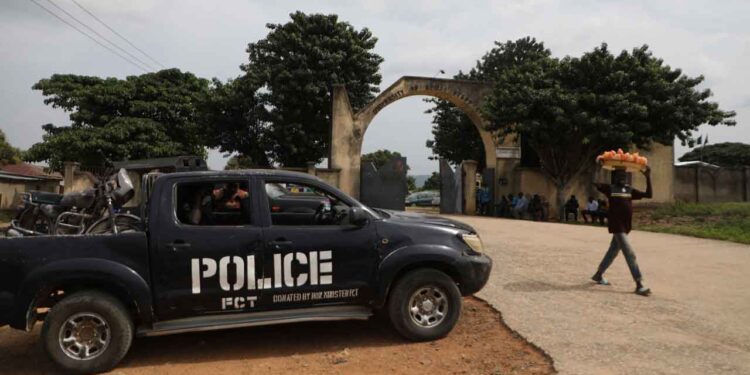 4 Nigerian security officials killed in car bomb targeting former governor in Imo State 4 Nigerian security officials killed in car bomb targeting former governor in Imo State