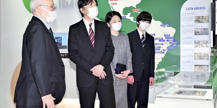 Crown couple and son visit migration museum in Yokohama Crown couple and son visit migration museum in Yokohama