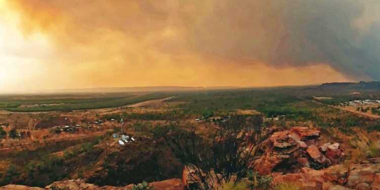 Dry lightning strikes spark blazes in Western Australia Dry lightning strikes spark blazes in Western Australia