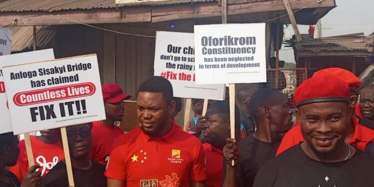A/R: Residents of Oforikrom protest against dilapidated bridge A/R: Residents of Oforikrom protest against dilapidated bridge