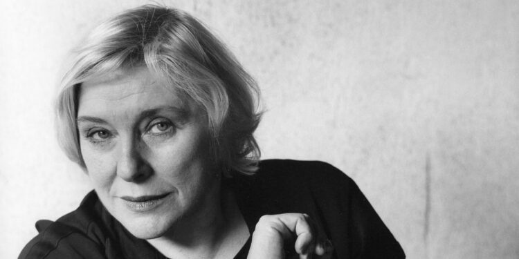 Fay Weldon, British Novelist Who Challenged Feminist Orthodoxy, Dies at 91
