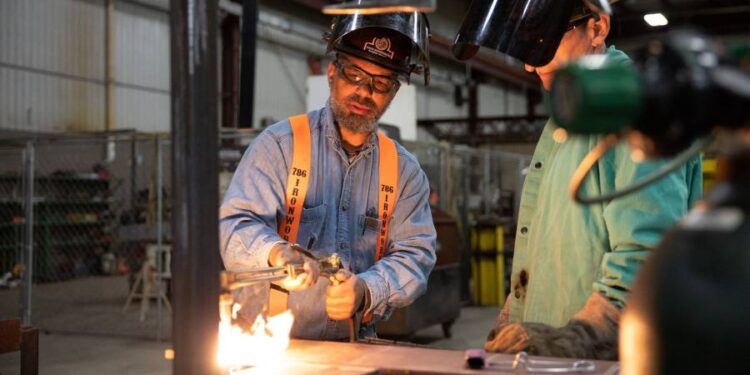 Live news: US manufacturing sector contracts for third month in a row – Financial Times